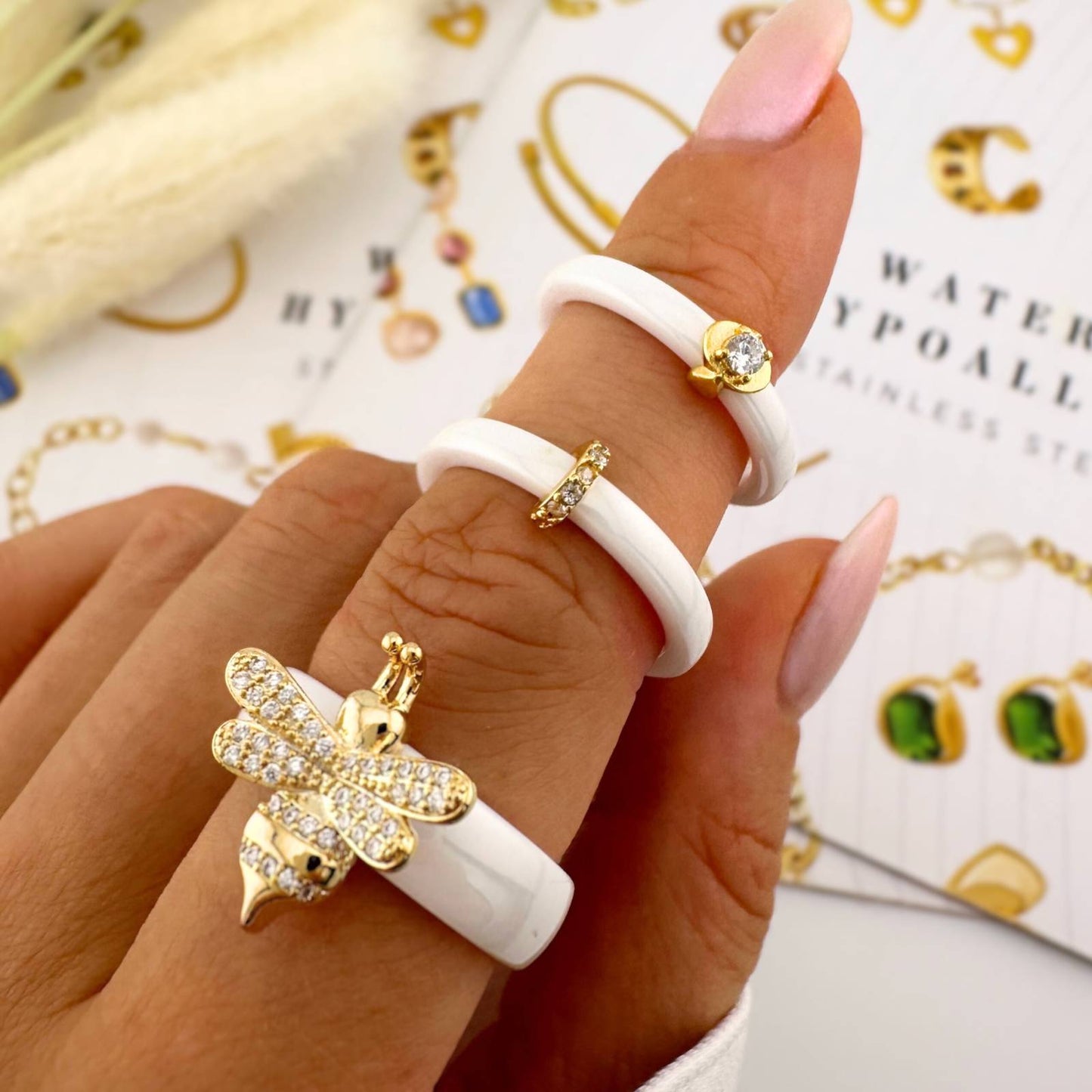 Elegant ring i keramikk og 18K gullbelegg