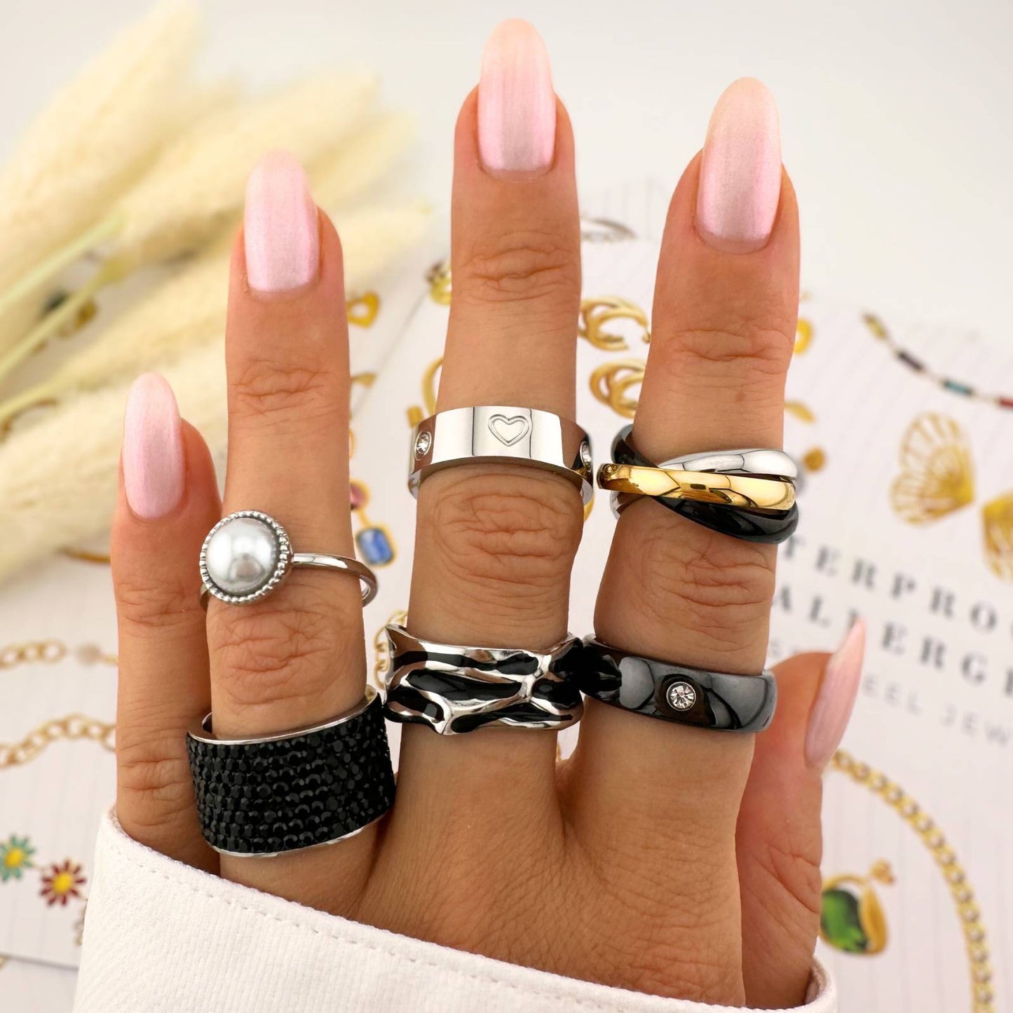 Klassisk Sort Ring – Elegant Minimalisme