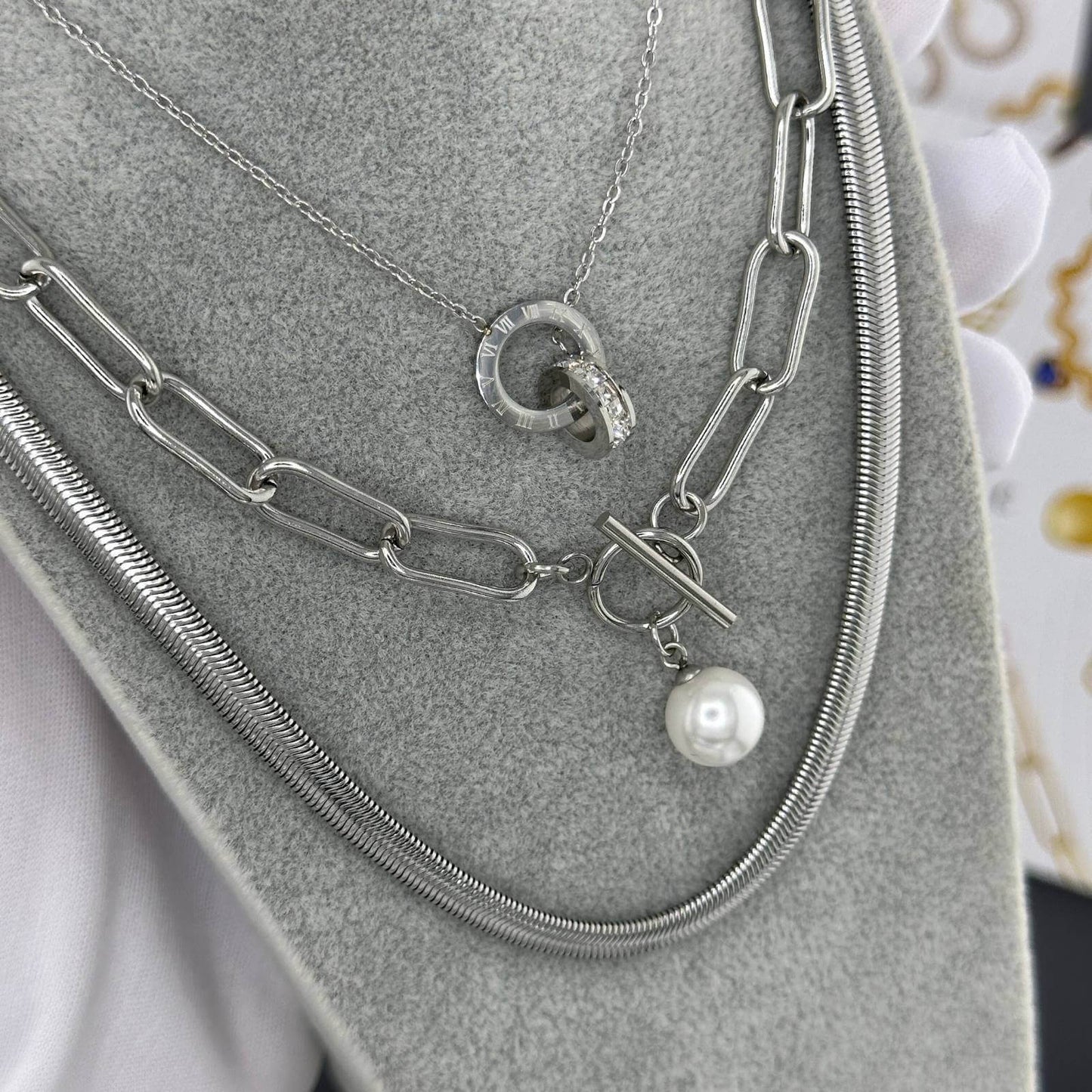 Halskjede med doble ringer – Elegant symbolikk og tidløs glans