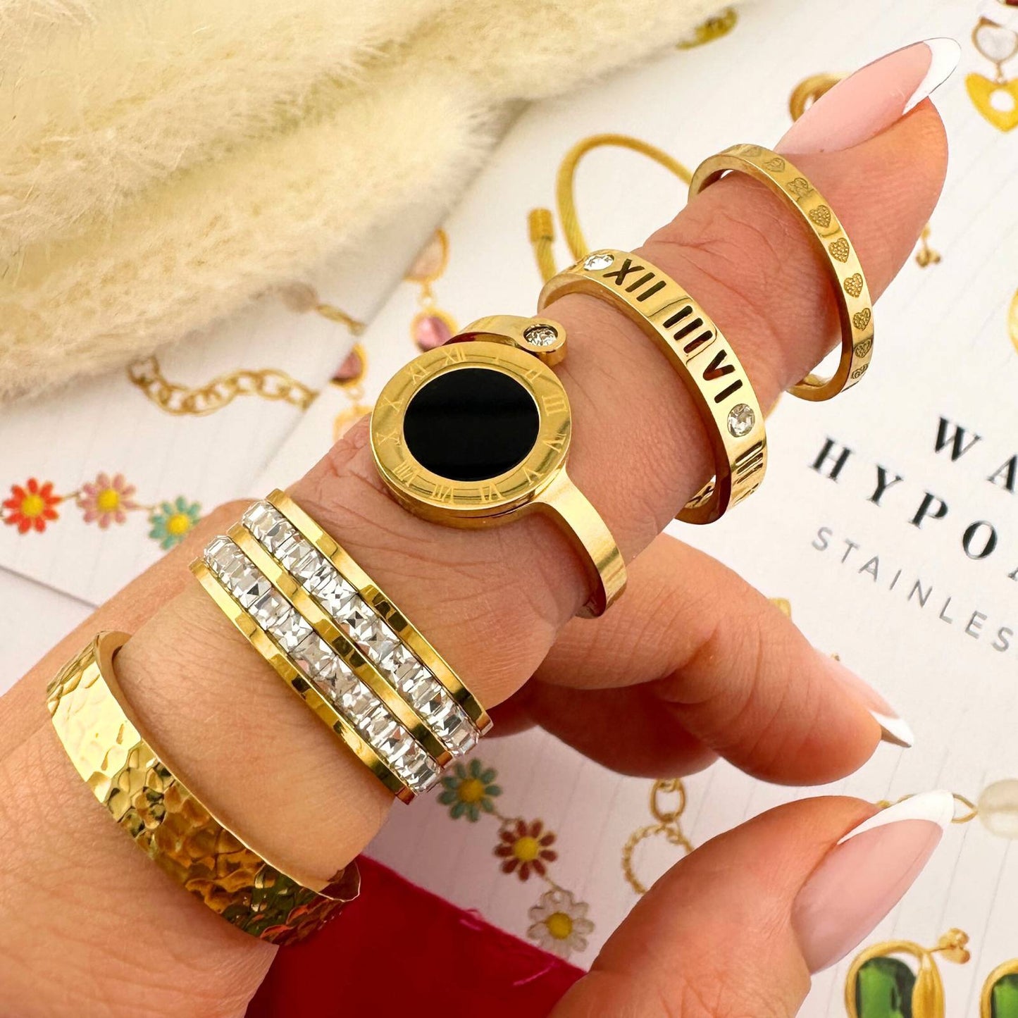 Justerbar ring i 18K gullbelagt stål med sort detalj