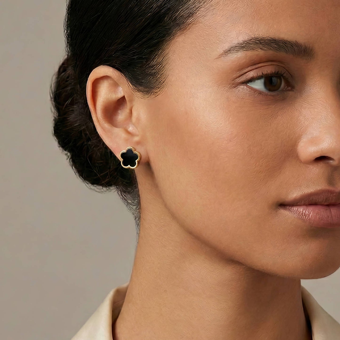 Blomst Øredobber – Klassisk eleganse med et snev av natur