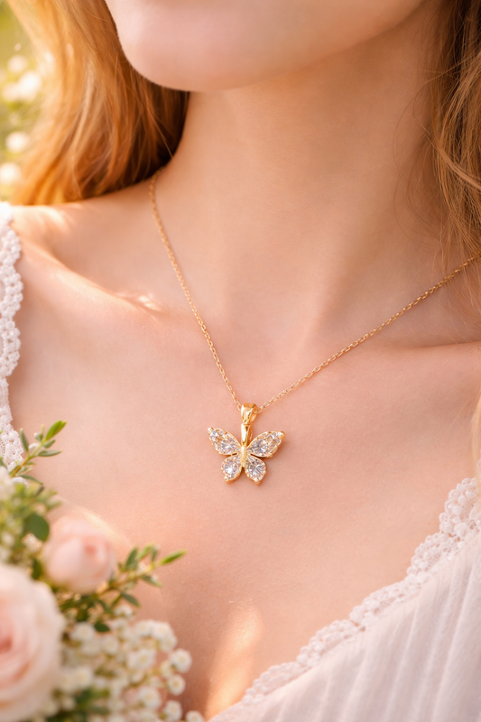Sommerfugl-halskjede – 18 K gullbelagt stål - elegant, glitrende og unikt