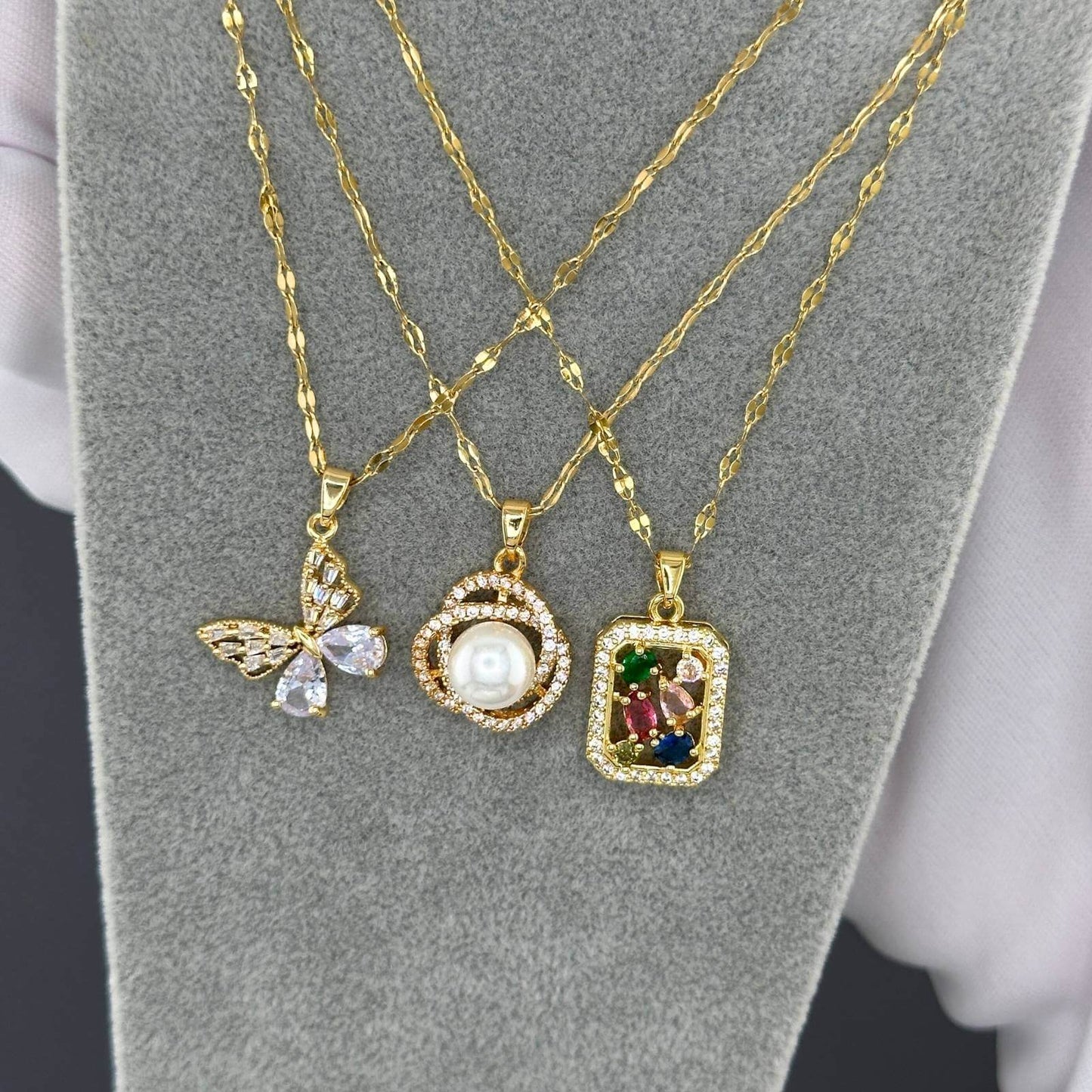 Sommerfugl-halskjede – 18 K gullbelagt stål - elegant, glitrende og unikt