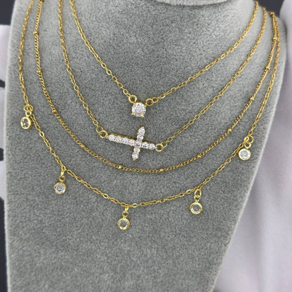 Funklende 18K gullbelagt kjede med elegant midtstein