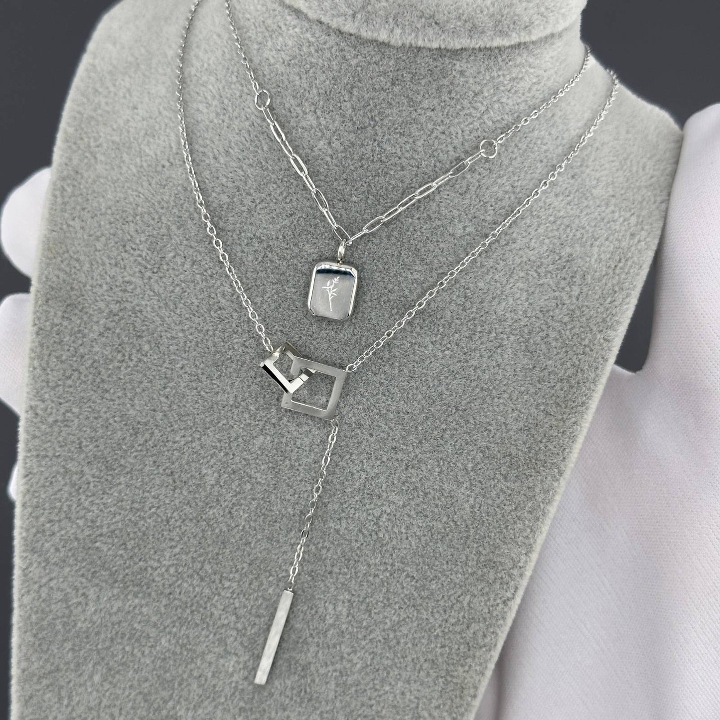 Geometrisk Halskjede – Moderne eleganse i sølvtoner
