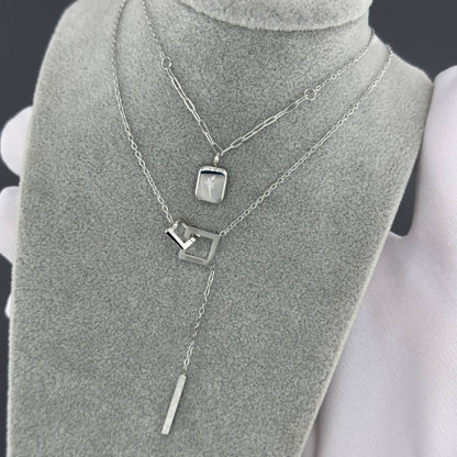 Geometrisk Halskjede – Moderne eleganse i sølvtoner