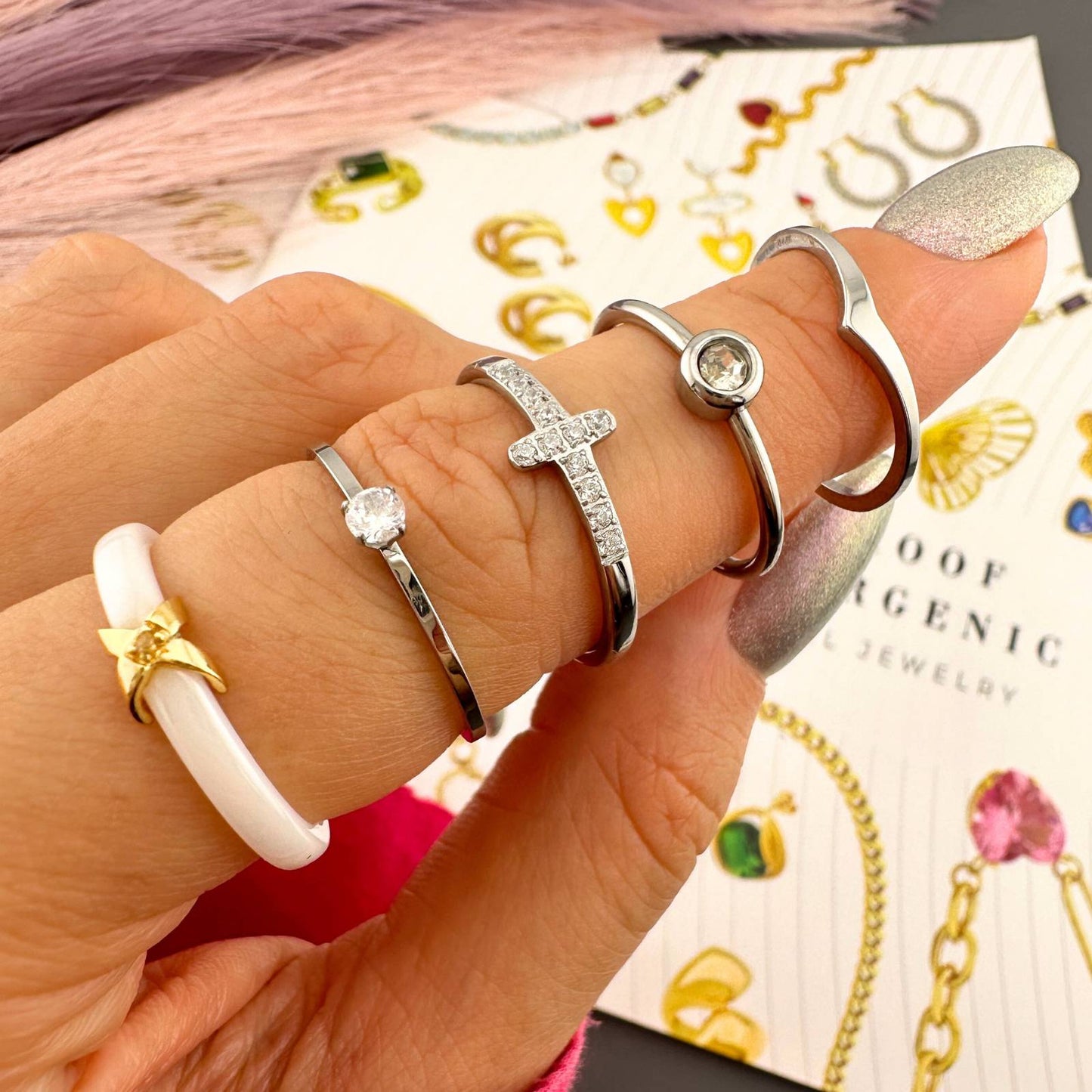 Keramisk og gullbelagt ring med elegant detaljer – moderne og sofistikert