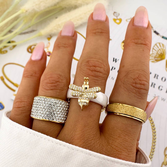 Bred ring i 18K gullbelagt stål med glitrende zirkonia