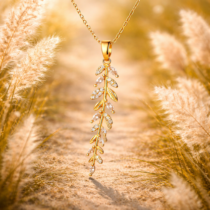 Halskjede – Grasiøse blader med glitrende detaljer