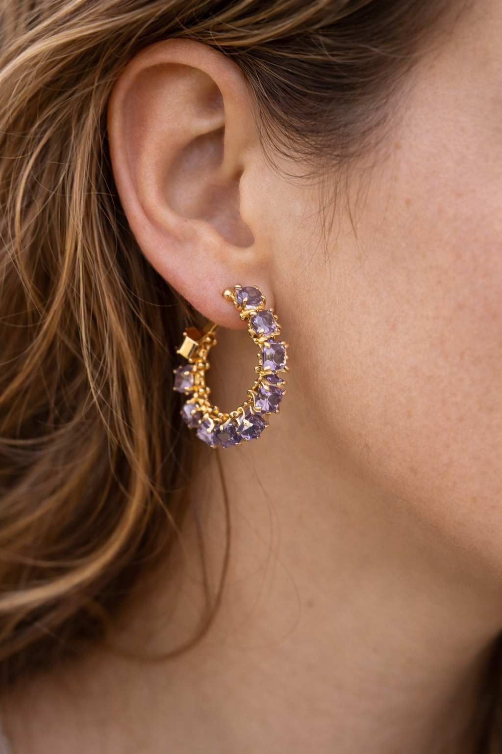 Hoops med Lilla Cubic Zirconia – 18K Gullbelagt Stål