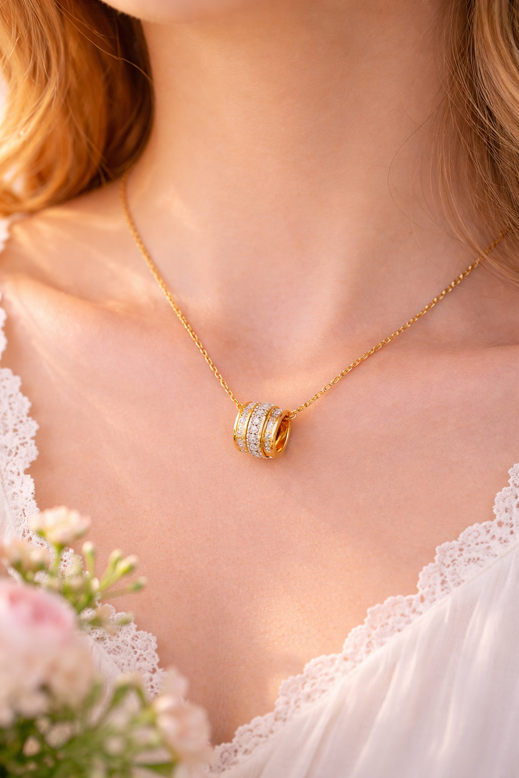 Elegant 18 K gullbelagt halskjede med dobbel ring – moderne og luksuriøst