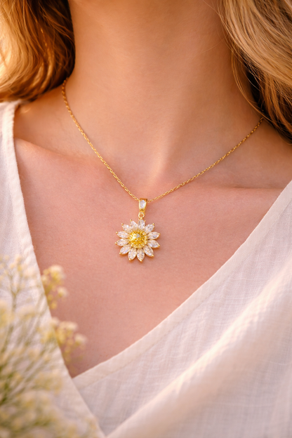 18K gullbelagt blomsterhalskjede med glitrende detaljer