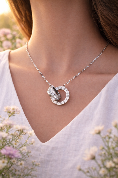 Halskjede med doble ringer – Elegant symbolikk og tidløs glans