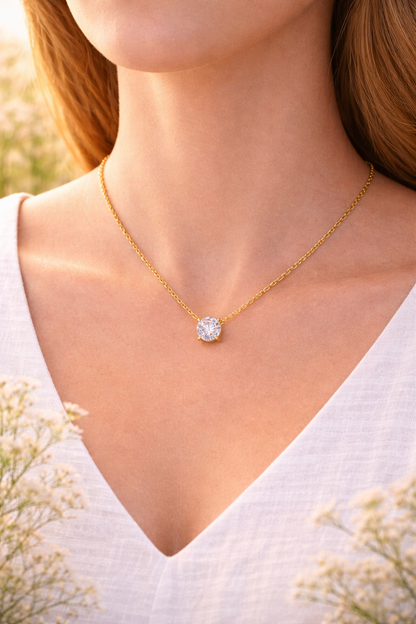 Funklende 18K gullbelagt kjede med elegant midtstein