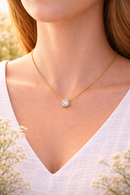 Funklende 18K gullbelagt kjede med elegant midtstein