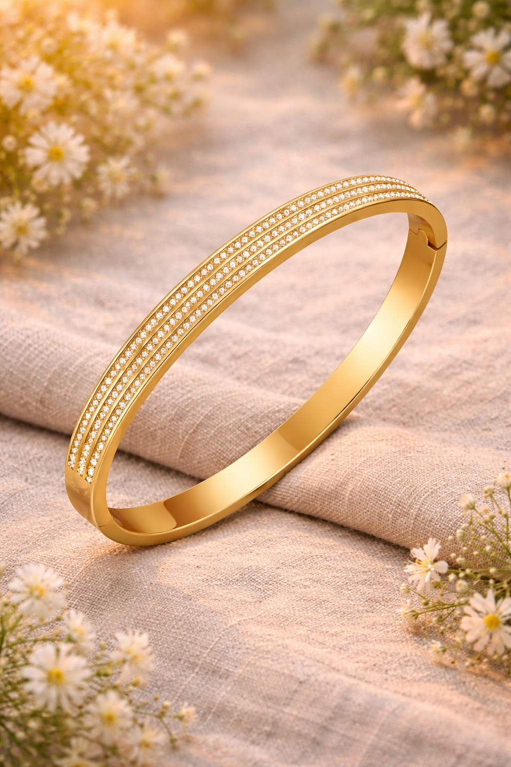 Tidløst Armbånd med Trippel Glans, 18K Gullbelagt Stål